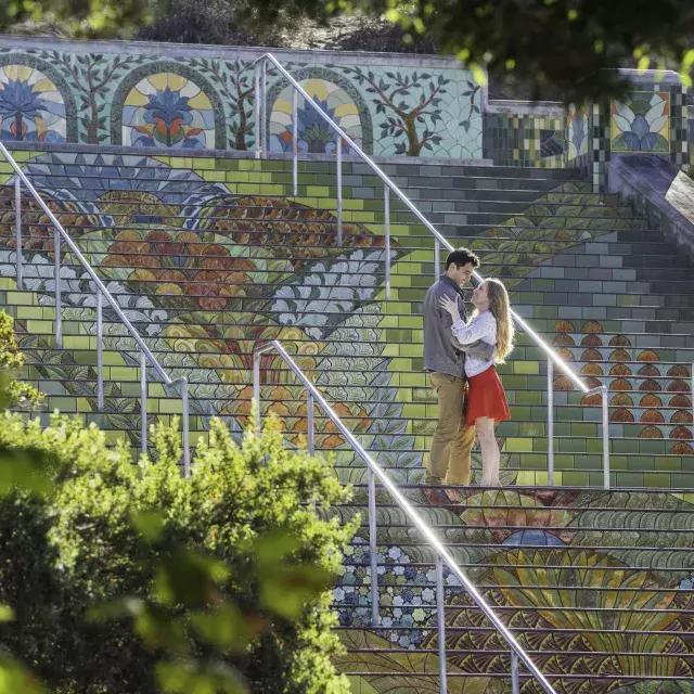 Foto tirada do ângulo de um casal parado nos degraus de azulejos coloridos do 林肯公园